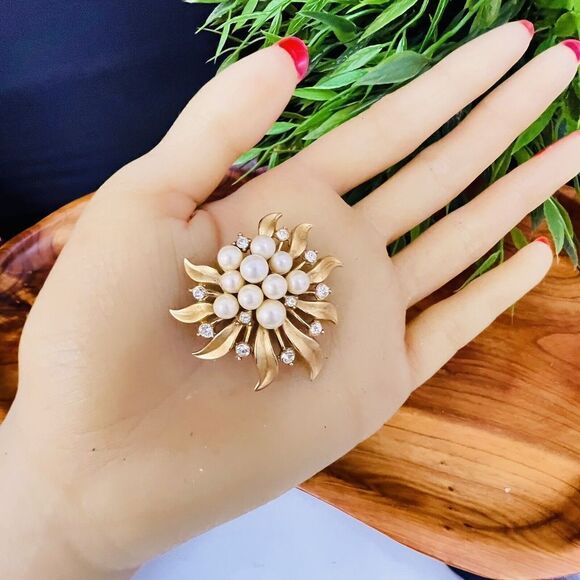 Vintage Crown Trifari Brooch Gold T Faux Pearls Rhinestones Flower Floral 4445 - Picture 3 of 8